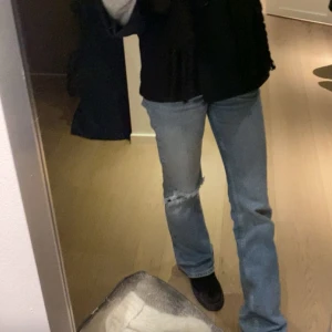 Lågmidjade jeans med hål - Säljer ett par blå jeans med slitningar på knät, samt ett hål som jag gjort själv (bild 2)💕