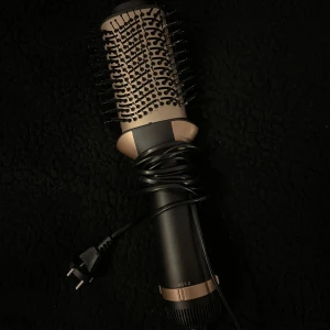 Varmluftsborste  - Varmluftsborste som jag testat 1-2 gånger och den har legat paketerad sedan dess.