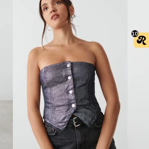 Denim topp  - Säljer denna jeans topp som aldrig kommit till användning, passar perfekt nu till nyår💕