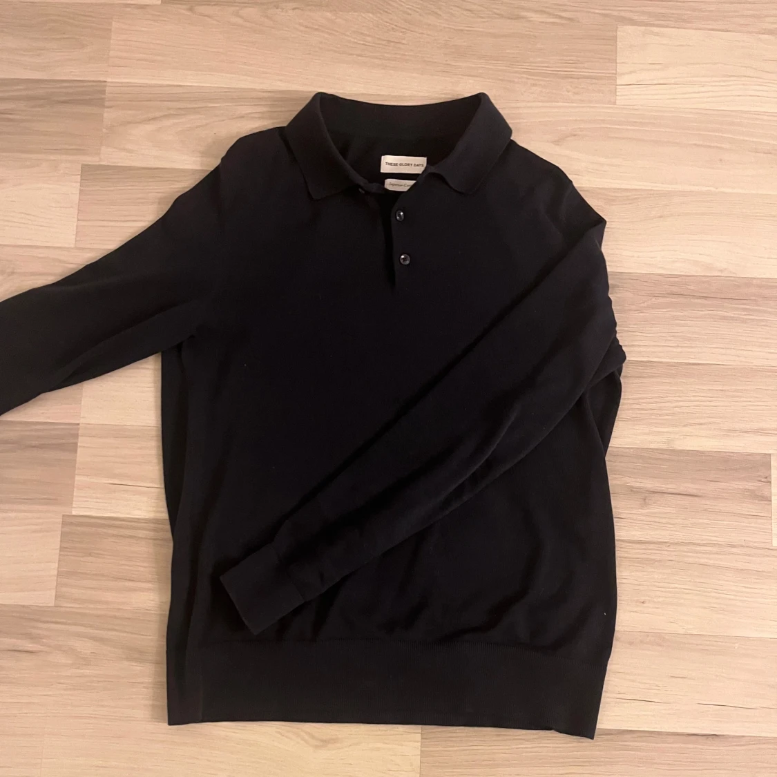 Svart pikétröja från These Glory Days