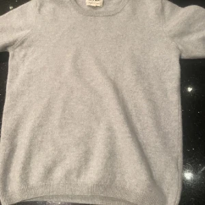 Grå kashmirtröja från Soft Goat - Säljer en jättesnygg grå/grön kashmirtröja i barnstorlek s, skulle säga att den är som xs i dam storlek🫧🌸🧘🏽‍♀️passar bra till allt möjligt, lånade bilder så kontakta för fler💗💗🍉 den har en liten fläck på framsidan men det är inget man tänker på📦💗🌅
