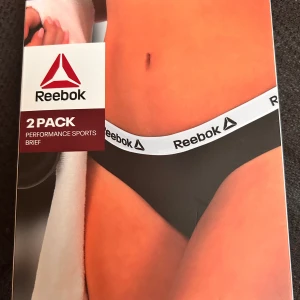2-pack sport briefs från Reebok! - 2-pack svarta sport briefs i storlek M från Reebok i förseglad kartong. 