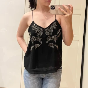 Nyårstopp🤩 - Supersnygg festtopp med pärlor och paljetter perfekt till nyår❤️från Gina Tricot men säljs inte längre! Strl 36 men skulle kanske passa en 38 också eftersom modellen är lite lös. Från söm till söm (den under armhålan) 45 cm