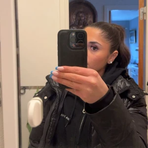 Svart pufferjacka från BOSS - Snygg svart pufferjacka från BOSS med glansigt material. Ordinarie pris 5000kr mitt 2500.  