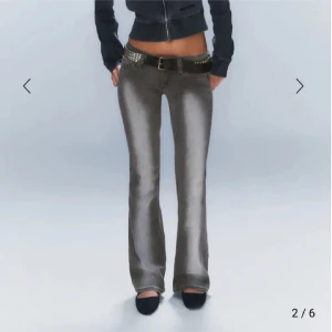 Lowwaist bootcut jeans - Snygga grå bootcut jeans med låg midja. Slutsålda från weekday. Storlek 27/32 passar bra på mig i längden som är 170cm. Bra skick,  har dragit bort den där neon lappen på baksidan.