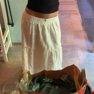 Vit långkjol med broderad detalj - Storleken står inte dö den är köpt i Spanien Säljer en vacker vit långkjol med broderade detaljer. Kjolen har en luftig och bekväm passform, perfekt för sommar dagar.