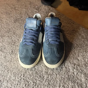 Blå och vita sneakers från Valentino - Snygga blå och vita sneakers från Valentino med snörning. Skorna har en stilren design. Skick 7/10 perfekta året runt! Som är riktigt trendiga💯