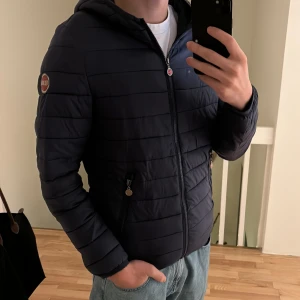 Colmar jacka - Riktigt fet Colmar jacka i marinblå färg, en must have i garderoben enligt mig, size medium och är tts. Denna skönhet släpps endast för 1899:- då nypris ligger på drygt 4500:- så agera fort. Priset går att diskutera vid snabb affär :)