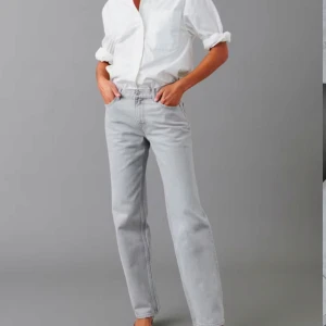 Ljusgråa jeans - De är bra skick, bara använt tre eller fyra ggr. Säljer pågrund av att de blivit för små. 