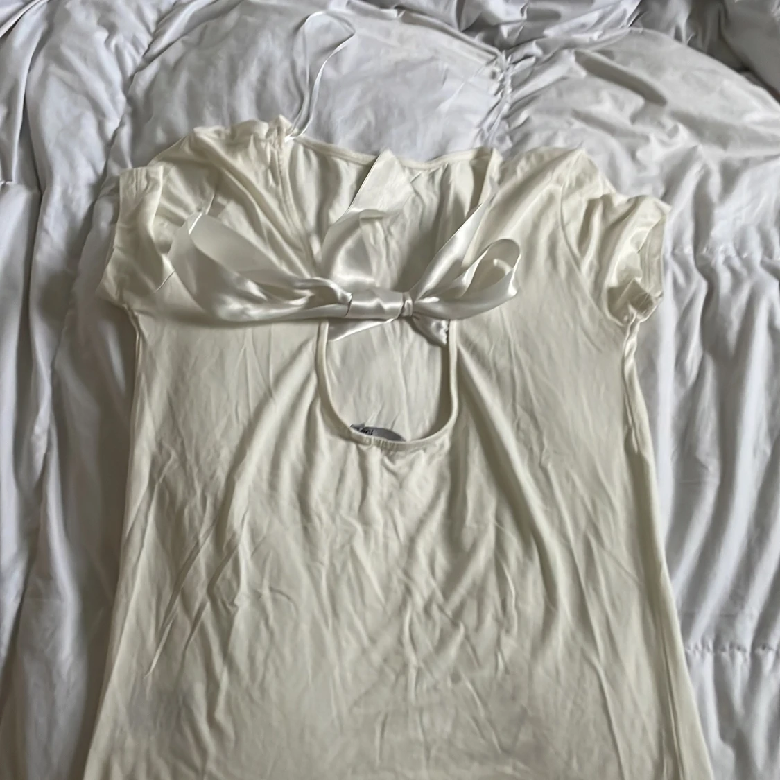 Vit topp med knytband