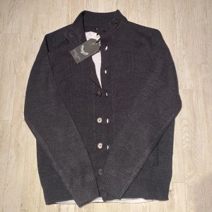 Brave Soul cardigan - En riktigt fet stickad cardigan ifrån Brave Soul (helt ny) Modellen är 185cm lång och bär storlek M🌟