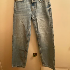 Blå Perfect Jeans Gina Tricot - Säljer ett par blå jeans från Gina Tricot. De är lowwaist & straight-leg. Jag är 163 cm och skulle säga att de går ner till mina fötter. Slitningarna på fickornas kant är del av designen 💗