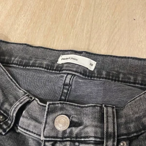 Grå jeans från Perfect Jeans - Snygga grå jeans från Perfect Jeans i storlek 38. De har en klassisk femficksdesign och en knappgylf. Säljs för att jag köpte de i för stor storlek och råkade klippa lappen❤️