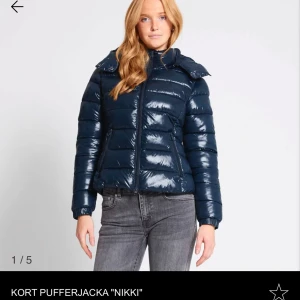 Lager 157 puffer jacka nikki - Helt ny vinterjacka från lager 157 i deras nikki modell. Helt slutsåld och denna är ny oanvänd med prislapp kvar!! Storlek M men liten i storlek sitter som xs/s ungefär! Använd köp nu🫶🏼