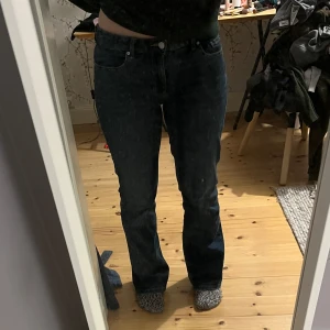 Blå jeans med bootcut - Blå, low waist jeans med bootcut från Cubus. Tyget är stretchigt och sitter fint💕 Kostade 499kr från original köp.  Säljer de då jag tycker de sitter lite för löst på mig och har bara använt fåtal gånger🌷
