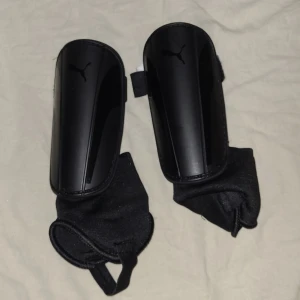 Svarta Benskydd Ifrån Puma - Svarta benskydd till fotboll etc, har använt dem 1 gång.