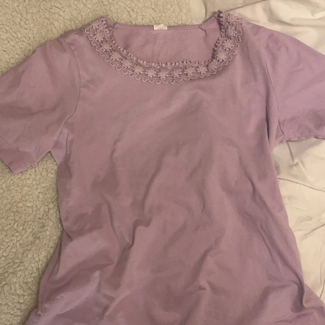 Ljuslila t-shirt med spetsdetalj - 90