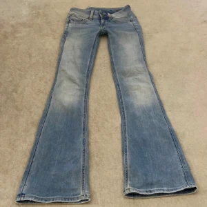Lågmidjade bootcut jeans!! - Säljer dessa ÄKTA G-STAR RAW Lågmidjade bootcut jeansen!! Denna färg säljs inte längre och går ej att få tag på! Nyskick inga defekter💕skit snygga. Nypriset är 1500kr!💗 skriv för mått. Har prislappar 