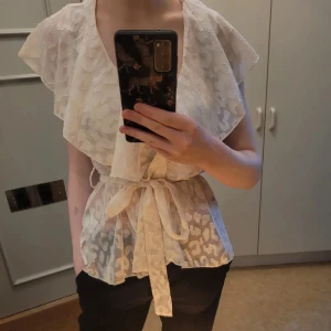 Trendig leopard blus - Säljer en beige spets blus i leopard mönster, vädlig trendig och fin. Använd bara 2 gånger. Hör gärna av er vid frågor!!🩷storlek S men skulle säga att den passar från Xs-M. Priset är inte satt och går att diskuteras.(lånade bilder)