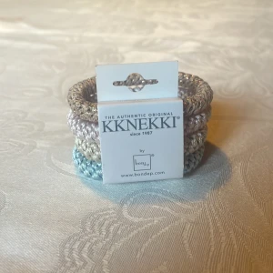 Hårsnoddar från Kknekki - Säljer detta 4-pack med kknekki snoddar i färgerna guld, vit, blå och rosa. Aldrig använda så lappen är till och med kvar.
