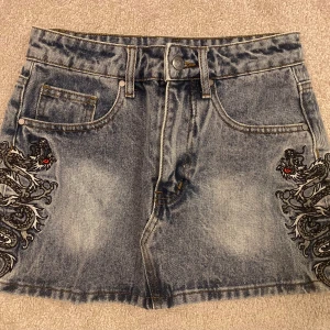 Ed Hardy minikjol - Säljer denna supercoola y2k ed hardykjolen då den tyvärr är lite för liten för mig. Den är liten i storleken så passar mer som S. Är gjord av 100% bomull och har broderi har baktill och på sidorna. Helt nyskick, använd max 2 gånger. Inköpt för 1000kr på zalando i somras. Vid frågor är det bara att skicka! Priset är diskuterbart💕💕