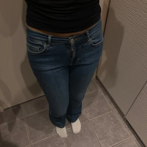 Blåa jeans med låg midja från ONLY - Snygga blåa jeans med låg midja och flare-stil med ett stretchiga material. Storleken är XS med längden 31. Använd ett antal gånger. Köpta för 500 kronor på ONLY. 
