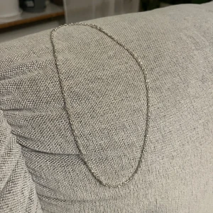 Silverfärgat halsband, förstoring kedja med! - Elegant silverfärgat halsband med en fin kedjedesign. Perfekt för att lägga till en subtil glans till din outfit. Passar bra till både vardag och speciella tillfällen.