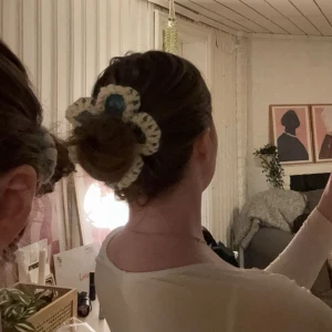 flower scrunchies - säljer dessa blomscrunchies som jag virkar själv!🌸 finns både färdiga som dom på andra bilden och så har jag garn i dom flesta färgerna så hojta till så virkar jag en precis så som du vill ha den🫶