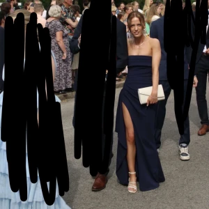 Mörkblå balklänning - mörkblå axelbandslös balklänning. Perfekt nu till student/examens bal. 🥰 köpt på babyboo, och endast använt 1 gång. 