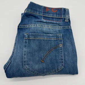 DONDUP GEORGE JEANS  - - Dondup George jeans - storlek 31, benlängd: 102cm, midjemått: 38cm - Nypris runt 4000 - Kontakta för fler frågor eller funderingar // Deluxecloset 