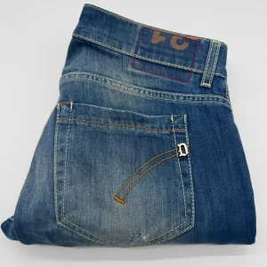 DONDUP GEROGE JEANS - - Dondup George jeans - storlek 31, benlängd: 100cm, midjemått: 39cm - Nypris runt 4000 - Kontakta för fler frågor eller funderingar // Deluxecloset 