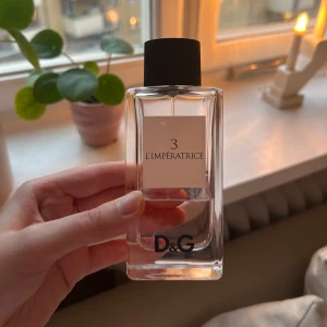 L'Impératrice EdT 100 ml från Dolce & Gabbana - Säljer en min parfym, L'Impératrice EdT, från Dolce & Gabbana pga rensning. Se bild för återstående mängd, lite mindre än hälften kvar💕 luktar jättegott! Nypris 1275kr.