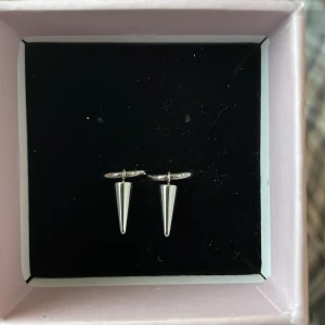 Silverörhängen från Edblad - Snygga och stilrena silverörhängen från Edblad. De är aldrig använda då jag känner att de inte passar mig. Kan sänka priset till 200 i snabb affär. 