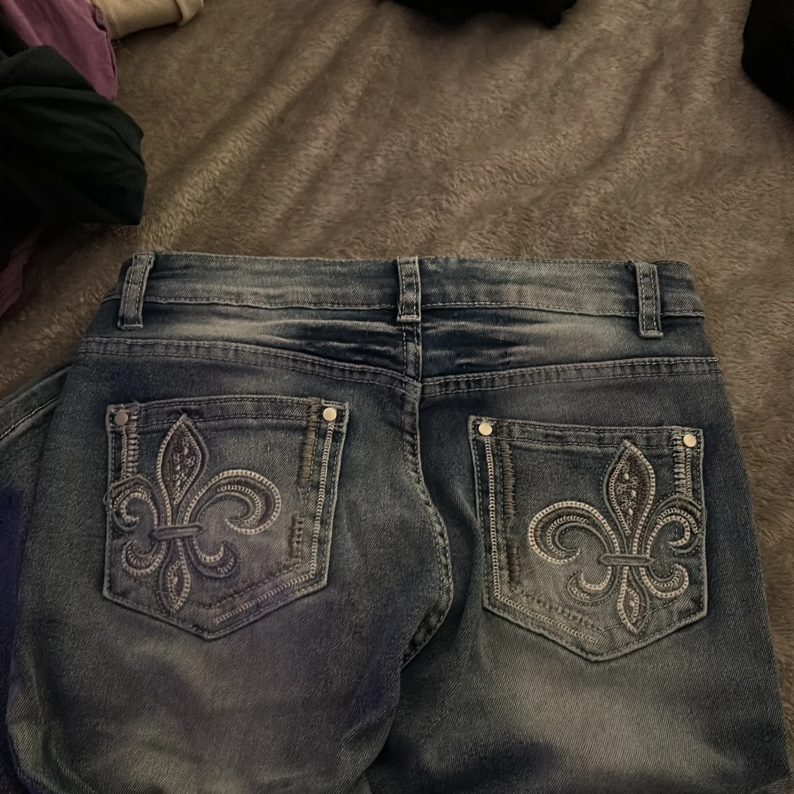 Blå jeans med broderade bakfickor - 90