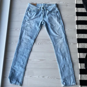 Ljusblå jeans från George - Säljer nu ett par ljusblå jeans från dondup, modell George i storlek 31.Superpris!!!! Ny pris är runt 3000kr mitt pris 499kr. Priset går att diskuteras tveka inte att höra av er mvh//Dexter