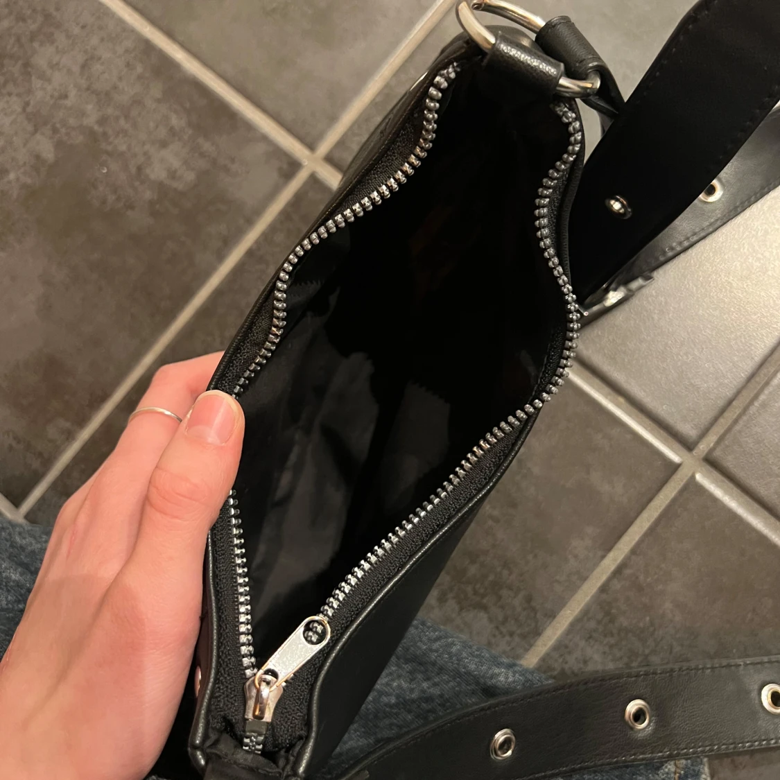 Svart axelväska med nitar - 91