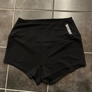 Svarta träningsshorts från Gymshark - Säljer ett par svarta högmidjade träningsshorts från Gymshark. Använt dessa fåtal gånger. Fina, säljer då dom inte kommer till användning. 