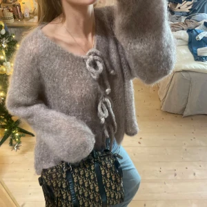 Beige stickad tröja  - SUÅER snygg med 80% mohair, SÅÅ bra kvalitet och kostar runt 2000 ny💕💕 brun/ grå / beige