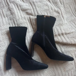 Svarta stövletter från Zara - Snygga svarta stövletter i sammet från Zara med dragkedja på sidan och klack. Skriv gärna vid frågor eller prisförslag!