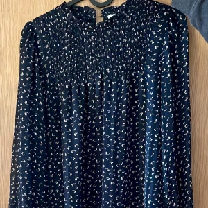 Neo noir blus - En mörkblå blus från Neo noir, väldigt fint skick förutom att knappen på baksidan har lossnat