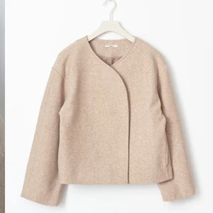 Beige kappa - Säljer en beige kappa från Gina, aldrig använd och prislapp kvar💕