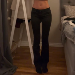 Svarta bootcut jeans - Snygga svarta bootcut jeans med låg midja. Finns inte att köpa längre. Strl S med långa ben l 36. (Jag är 178cm)