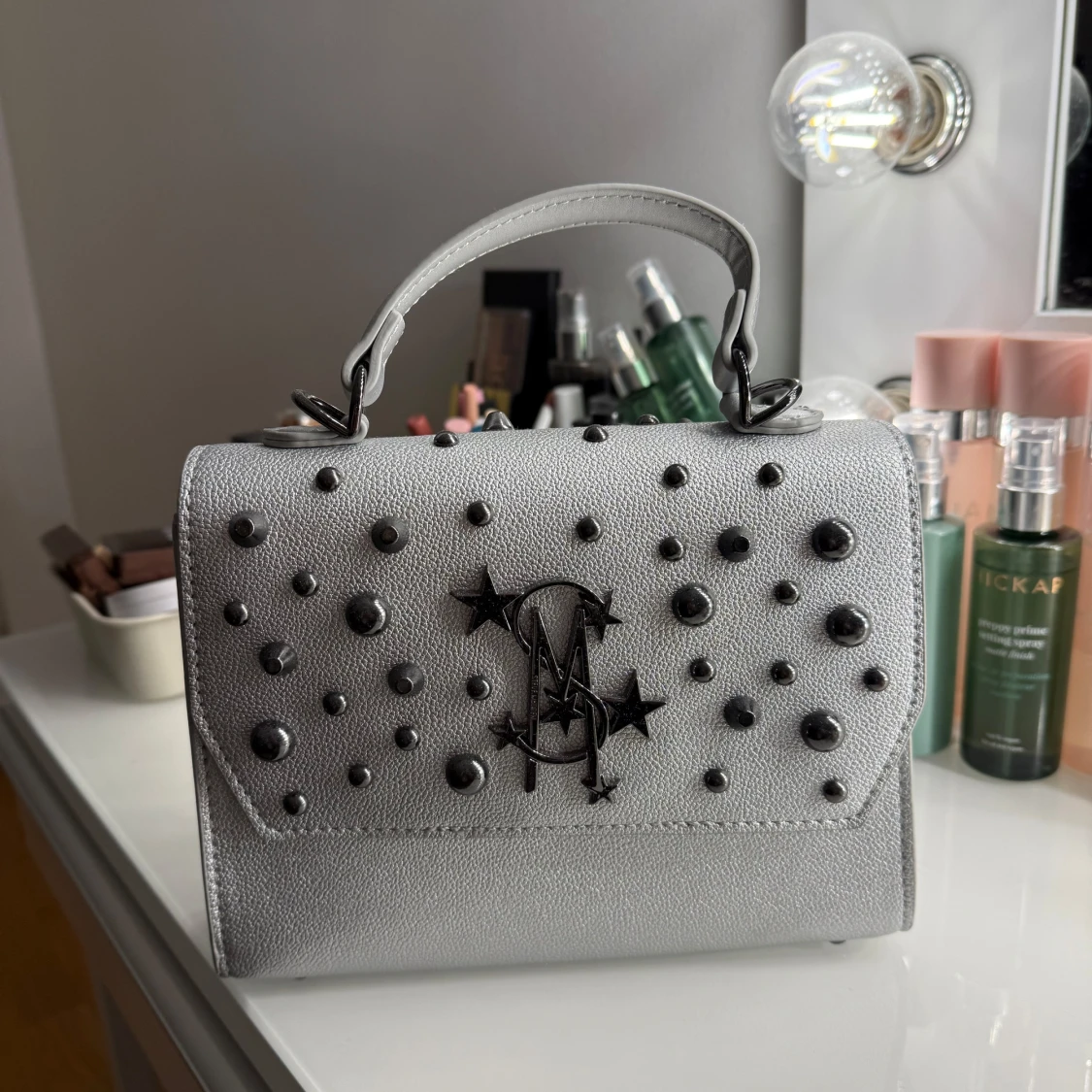 Silverfärgad axelväska med nitar - 91