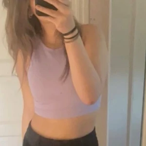 Topp - En fin sommar topp köpt utomlands från Zara! Den är knappt använd och dermed säljs den☀️