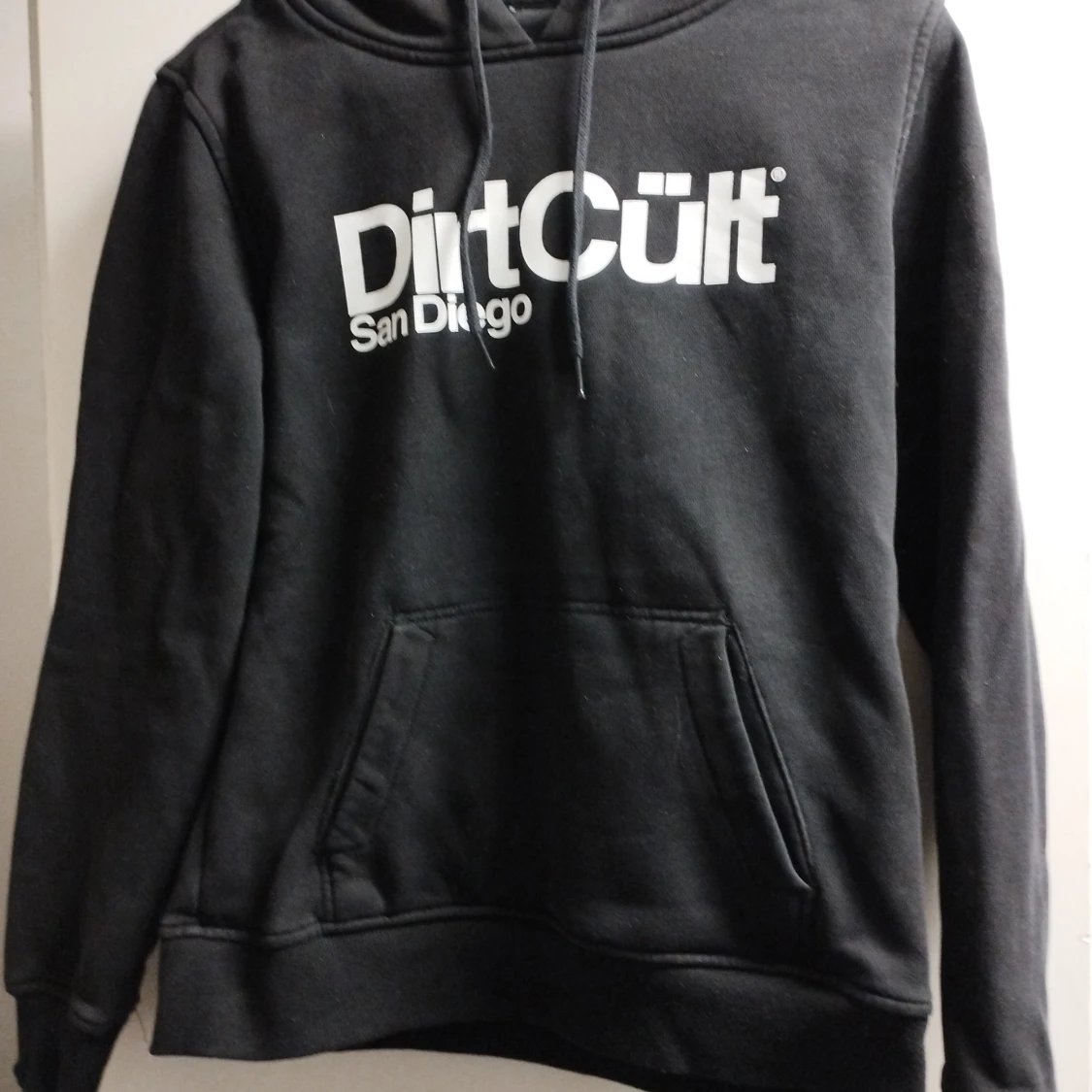 Svart hoodie från DirtCult