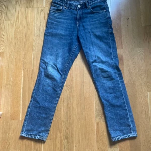 Blå jeansbyxor - Jack and Jones Clark jeans mörkblå. I storlek 158 för barn 