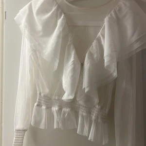 Mech topp  - En vit Mech topp från Alexandra Nilsson kollektion från bubbelroom. Lite smink vid sömmen vid halsen. Annars i bra skick.