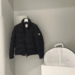 Moncler Montgenevre wool down jacket - Säljer min fina Montgenevre - Som ny. Storlek 2 vilket motsvarar S/M skulle jag säga. Nypris ca: 20 134 :- ! Säljer pågrund av att jag köpte en grön istället!