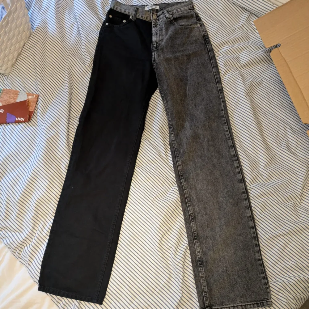 Jeans med coolt halvt svart halvt grÄtt mönster. Köptes second hand men bara anvÀnda en gÄng. Farkut & Housut.