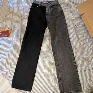 Snygga byxor 🔥 - Jeans med coolt halvt svart halvt grått mönster. Köptes second hand men bara använda en gång